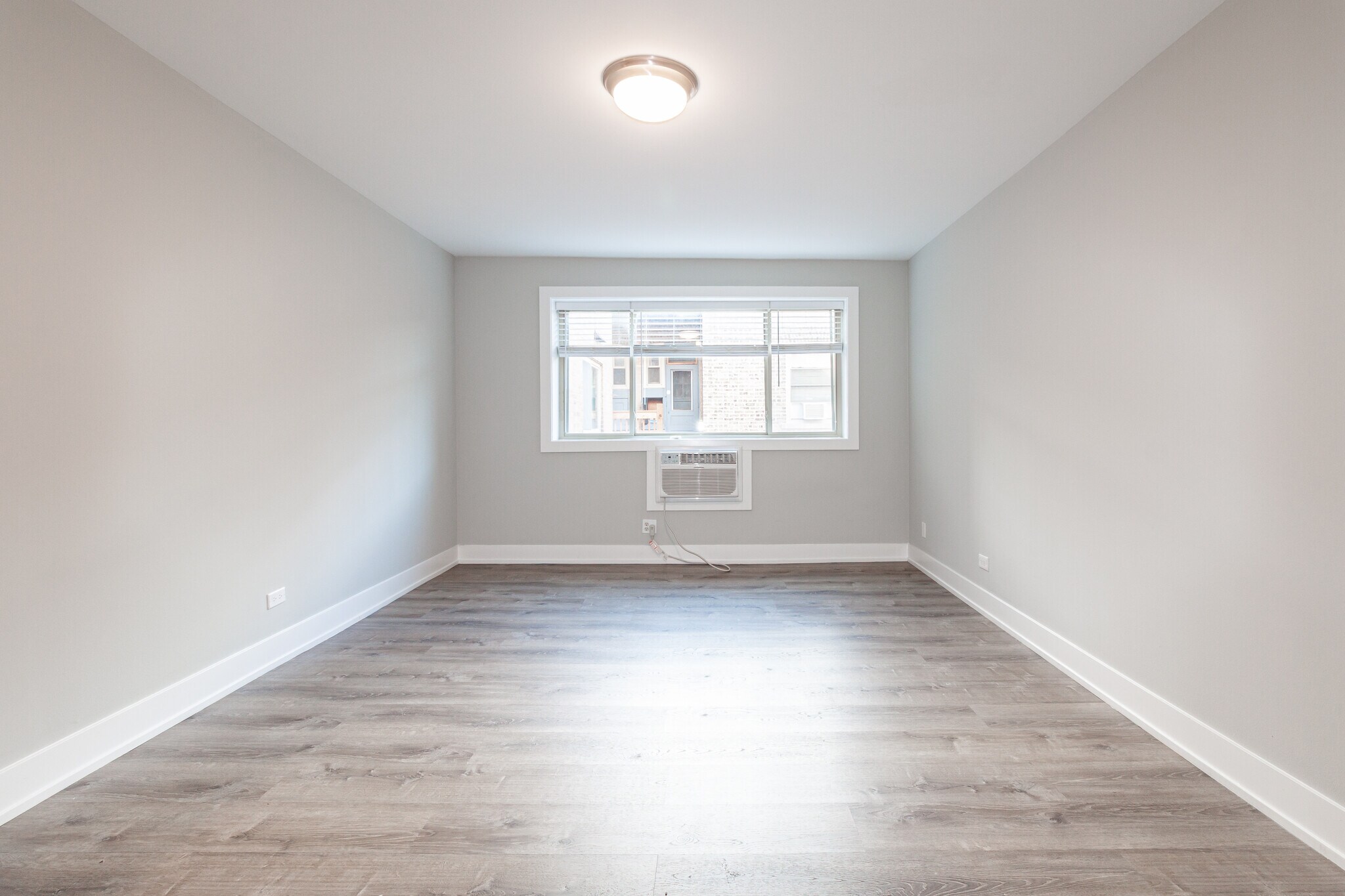 Building Photo - 525 W Surf St