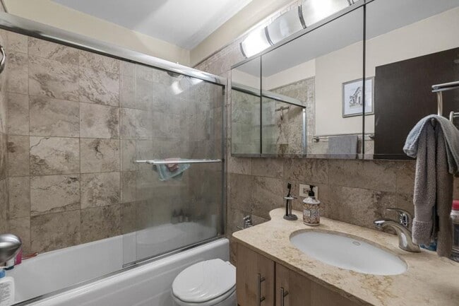 Building Photo - 0 bedroom in Chicago IL 60657