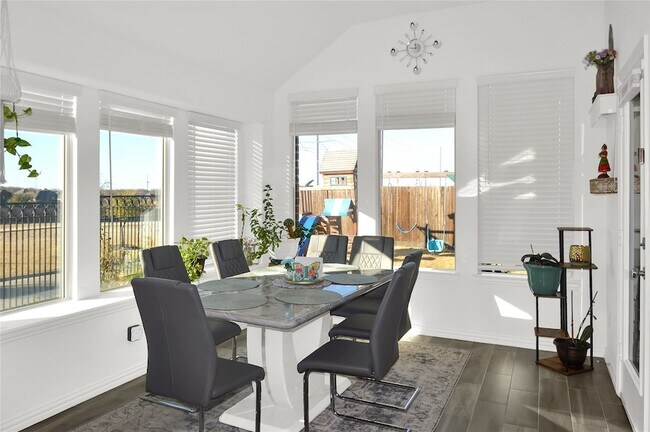 Building Photo - 10018 Farmland Dr