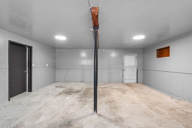 Building Photo - 4-Bedroom Retreat in Medical Lake - 2 Baths & 2,454 Sq/Ft Half Month Rent Free!