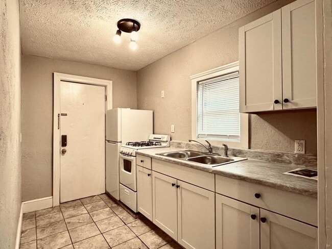 Building Photo - 305 1st St