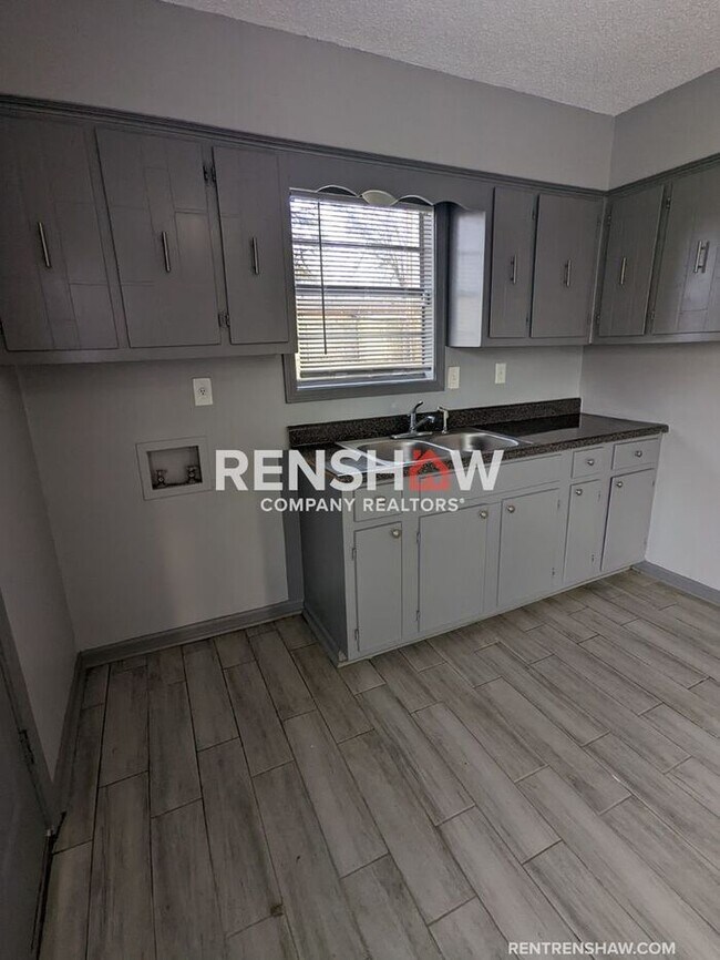 Building Photo - COMPLETELY RENOVATED 4 Bedroom / 1.5 bath ...