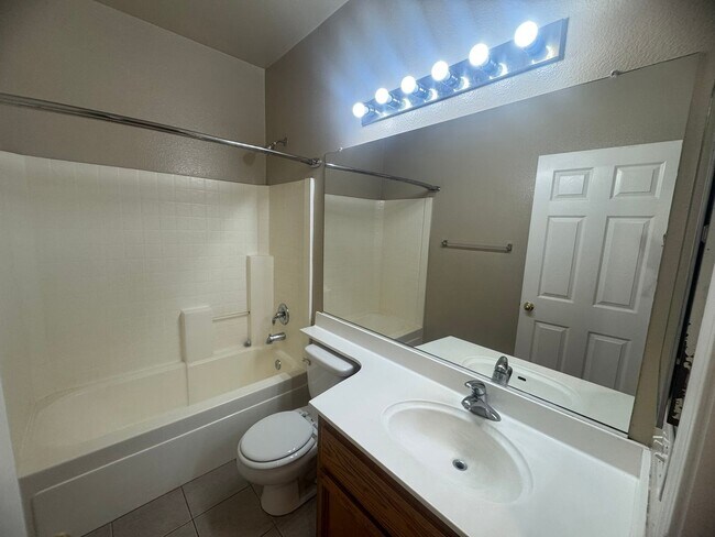 Building Photo - Spacious 4 Bedroom Home in Elk Grove