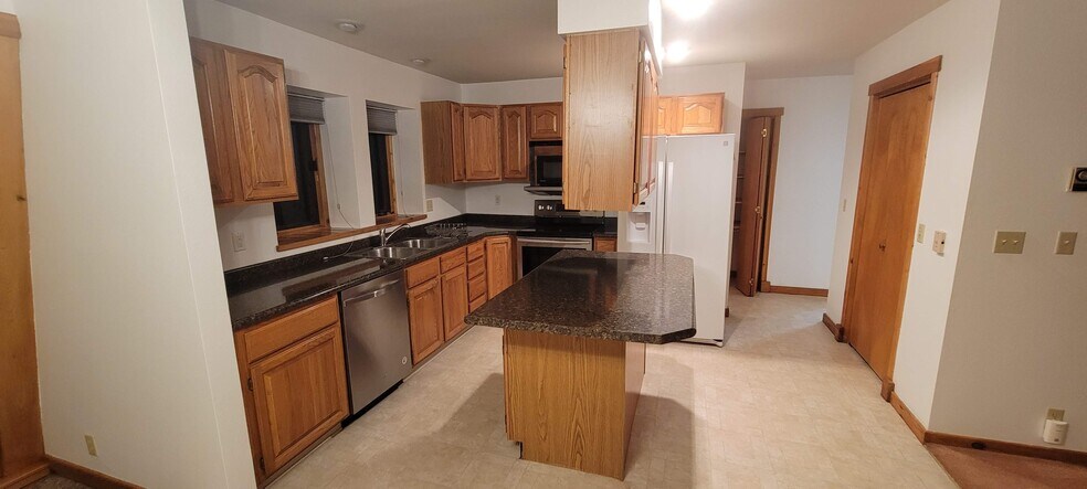 Building Photo - 3240 Rosebush Ln