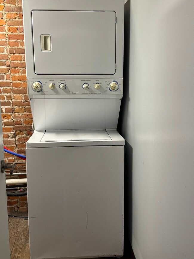 Building Photo - 171 W 1st St