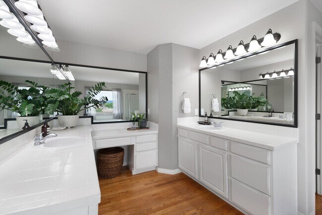 Building Photo - Elegant Mountain-View Retreat in Stone Cro...