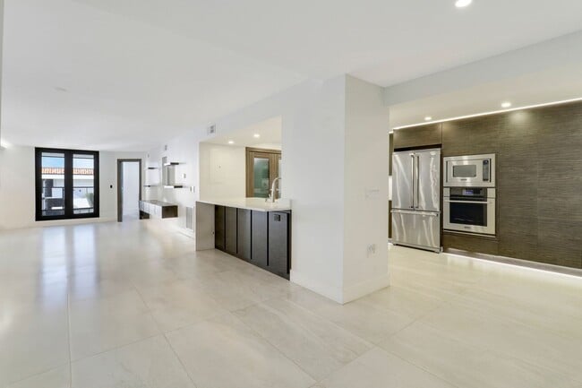 Building Photo - Beautiful 3 Bedroom 3 Bath Condo On North ...