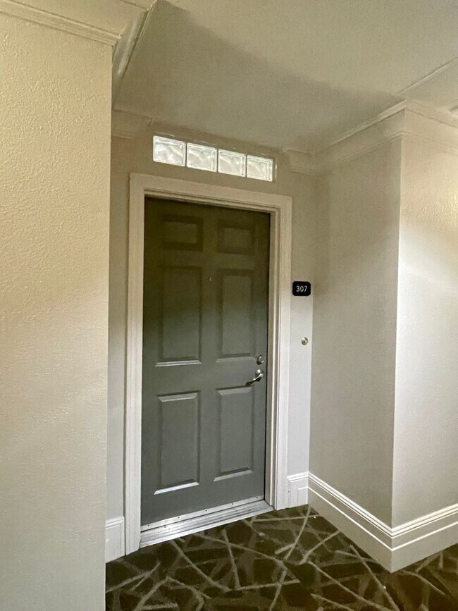 Building Photo - Large upgraded 1 Bdrm, 1 Bath w/storage ro...