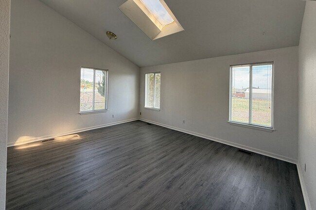 Building Photo - 228-230 W Elbow Dr