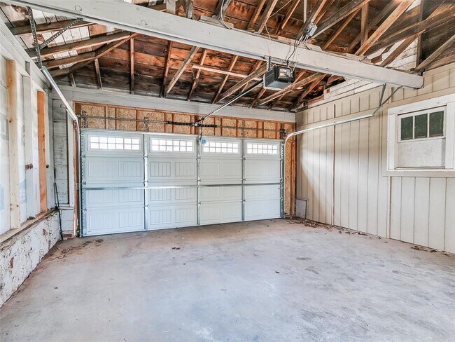 Building Photo - 801 N Ash St