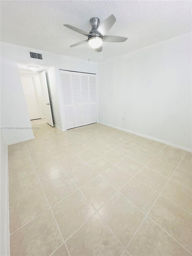 Building Photo - 9350 Fontainebleau Blvd