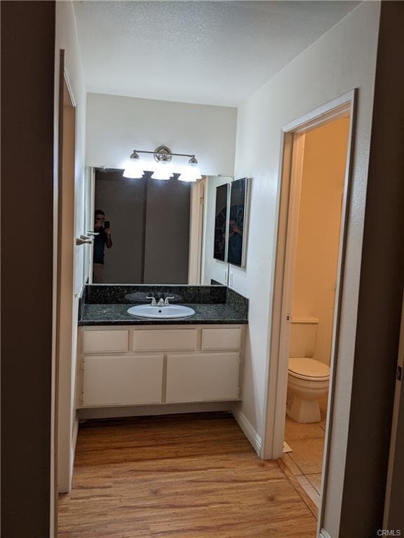 Building Photo - Updated 3br 2.5 bath near shopping & freeways