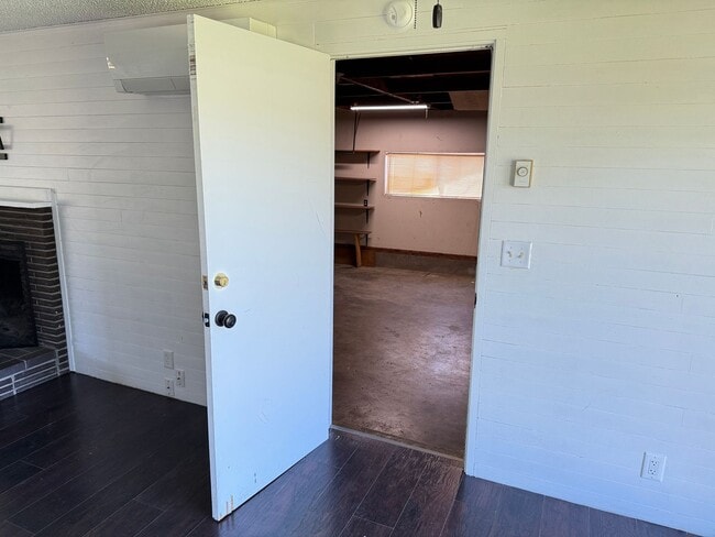 Building Photo - Discover this 3-bedroom 2-bathroom house in a great neighborhood!