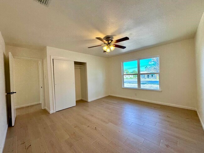 Building Photo - 1005 Las Vacas St