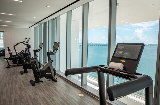 Building Photo - 700 NE 26th Terrace