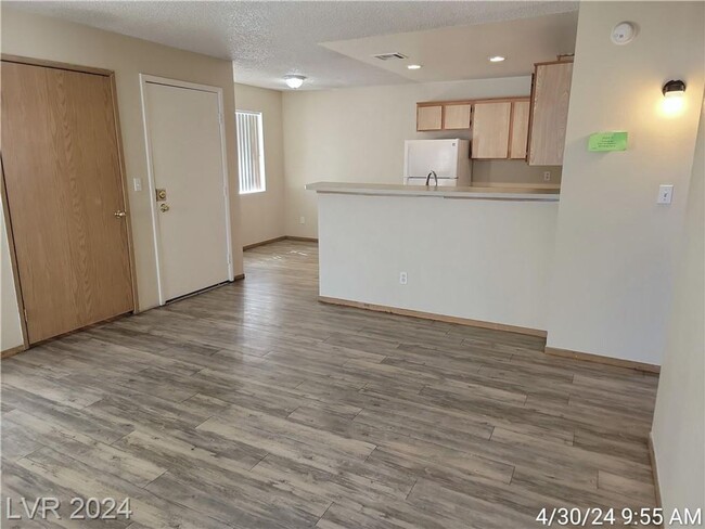 Building Photo - UPSTAIRS 2 BEDROOM UNIT ON THE EASTSIDE!