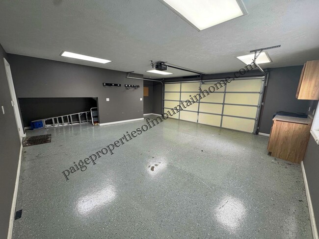 Building Photo - 4 Bed/2 Bath Home in Village Green
