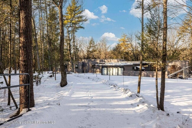 Building Photo - 70 Raybrook Dr