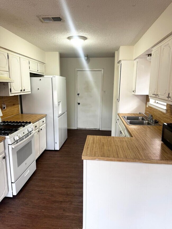 Building Photo - 3 Bedroom 2 Bathroom For Rent