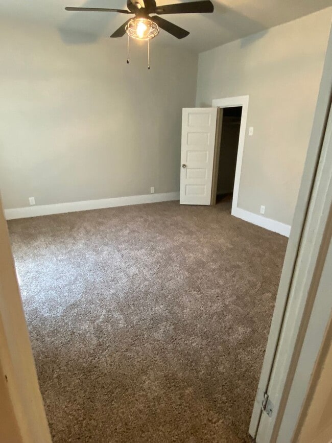 Building Photo - 3 BEDROOM 1 BATH HOUSE