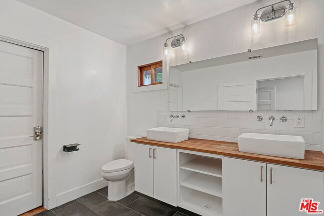 Building Photo - 1453 Hepner Ave