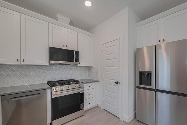Building Photo - 1350 W 24th St