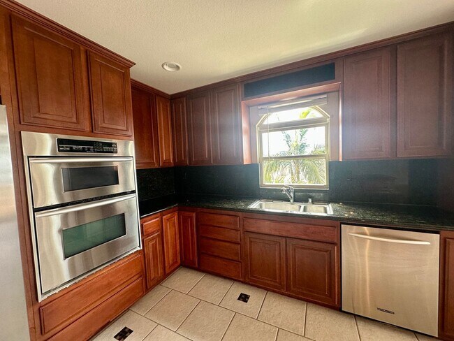 Building Photo - Huge Bay Front 3 Bed 2.5 Bath