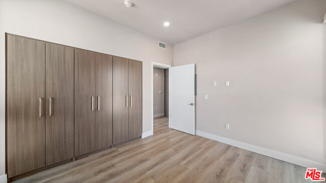 Building Photo - 927 Fedora St