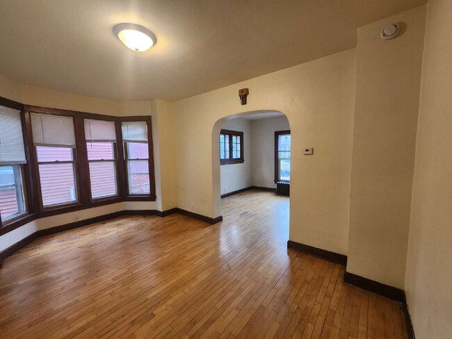 Building Photo - LARGE 2 Bed Lower Downtown Appleton