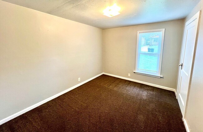 Building Photo - Charming 2 Bedroom, 1 Bath Home - Presente...
