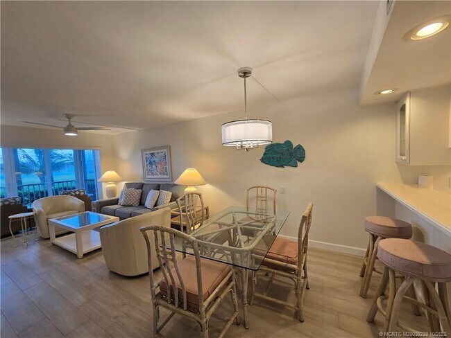 Building Photo - 484 NE Plantation Rd