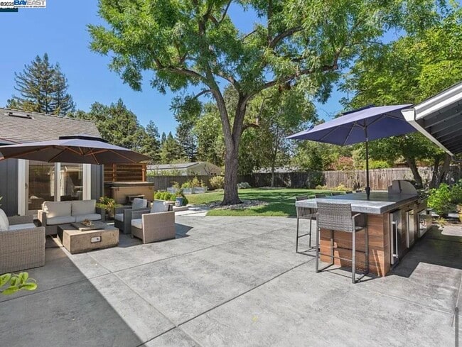 Building Photo - 161 Maiden Ln