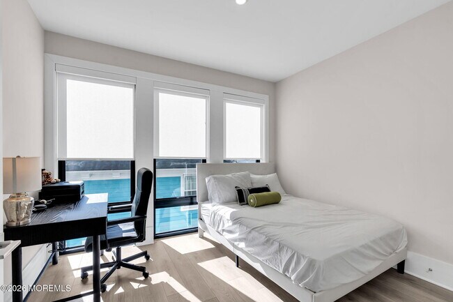 Building Photo - 218 3rd Ave