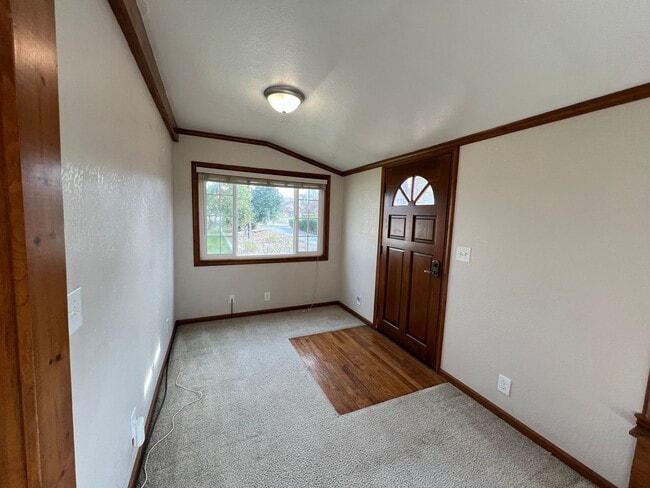 Building Photo - Nostalgic 3-bedroom Farmhouse in Hughson!