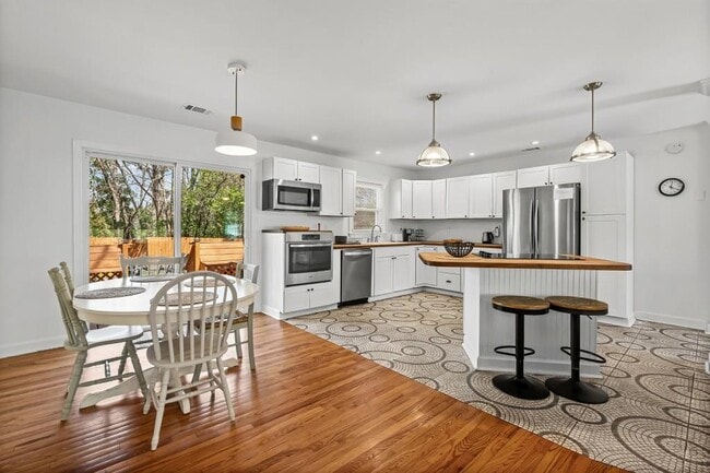 Building Photo - 414 Charles Pl