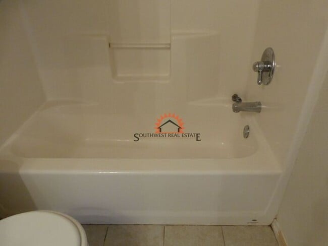 Building Photo - Spacious 2 bedrooms 2 baths apartment. ALL BILL'S PAID!
