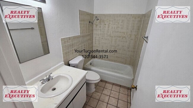 Building Photo - Fort Lowell & Campbell 2/1 - A/C and all a...