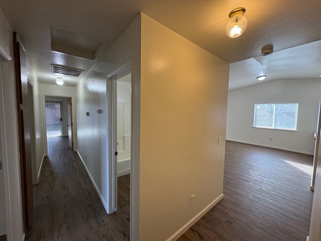 Building Photo - NW Visalia Home Rent Ready!