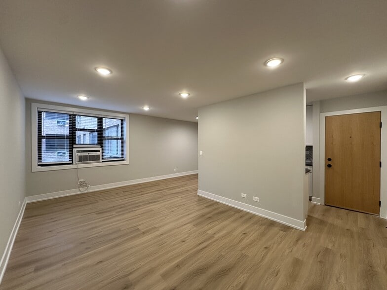 Building Photo - 535 W Aldine Ave