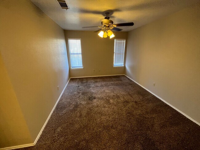 Building Photo - Cute Duplex