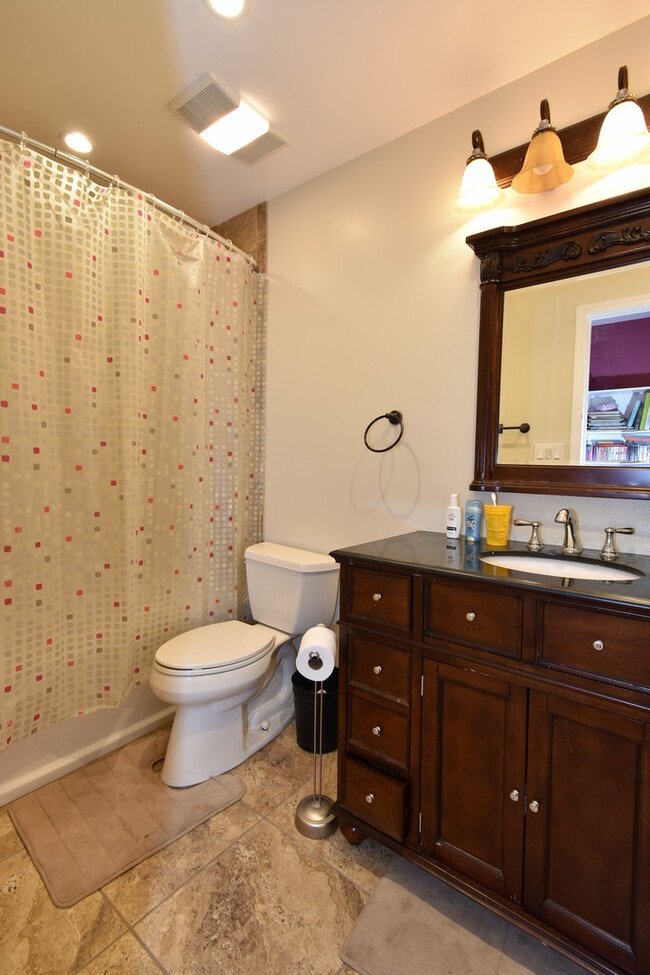 Building Photo - Fantastic 4 bedroom, 2 full bath, 2 half bath home in Close in Silver Spring!