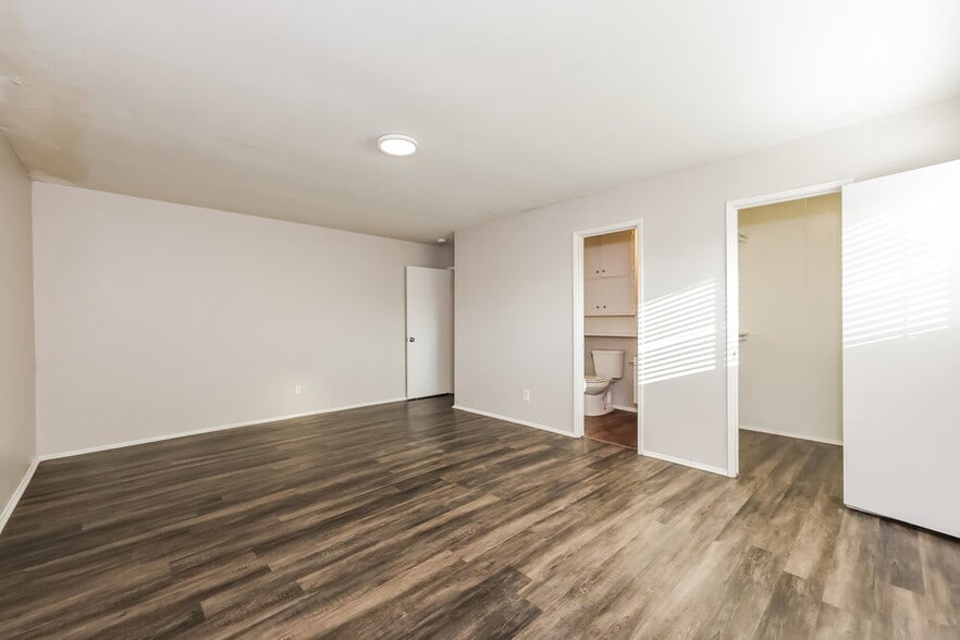 Building Photo - 3214 Greentree Dr