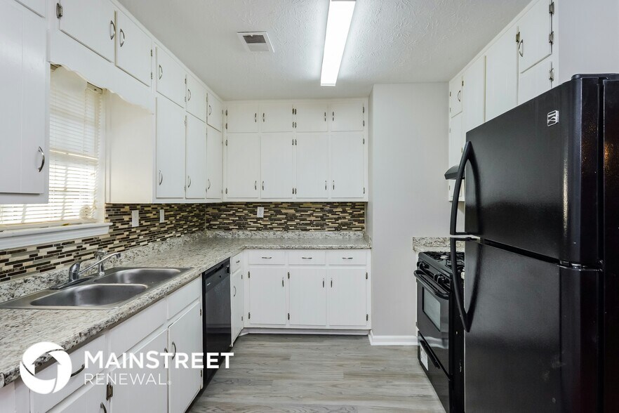 Building Photo - 619 Lakeridge Cir SE