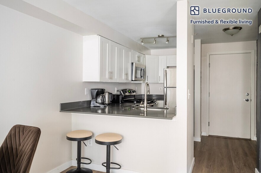 Building Photo - 526 Yale Ave N