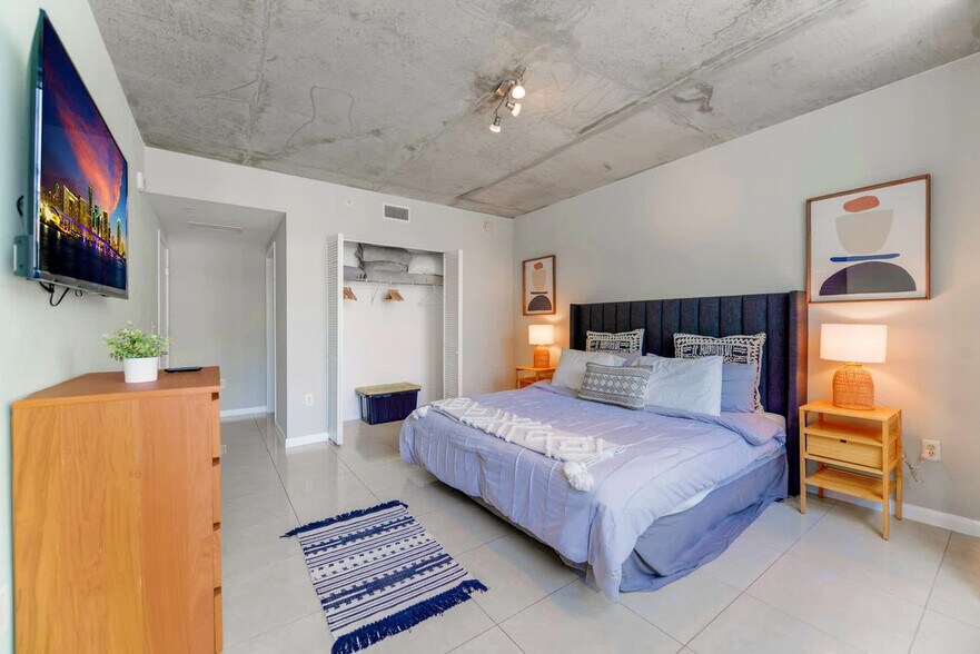 Building Photo - 3250 NE 1st Ave