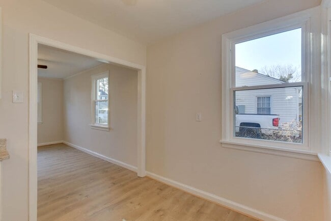 Building Photo - Charming Renovated Home with Modern Upgrades and Spacious Yard!