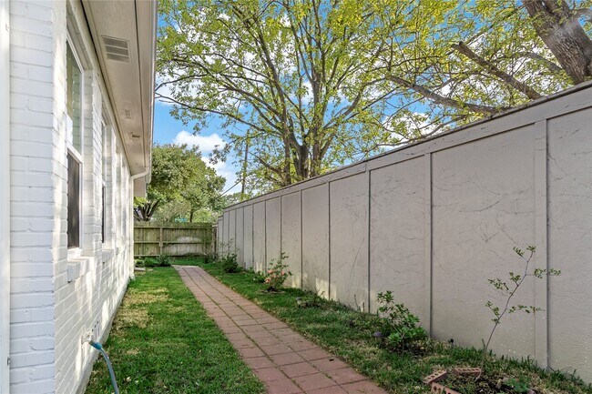 Building Photo - 2530 Wordsworth St