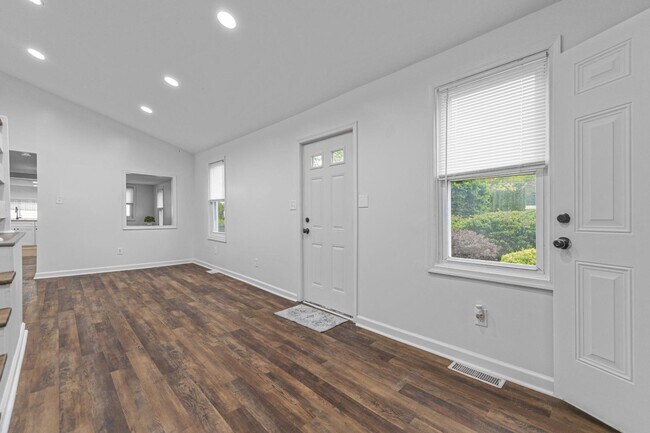 Building Photo - 1402 Valley Rd