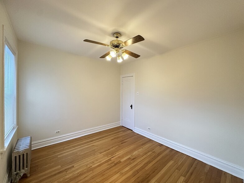 Building Photo - 1913 W Larchmont Ave