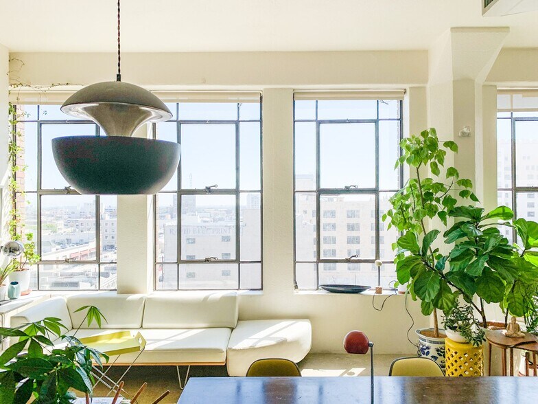 Building Photo - 315 E 8th St